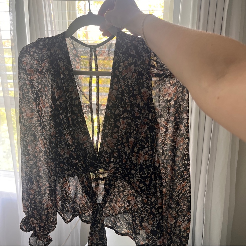 Dolce Vita silk sheer floral tie back blouse